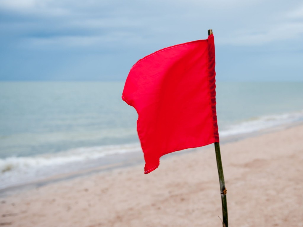 Czerwona flaga na plaży w Dębkach 
